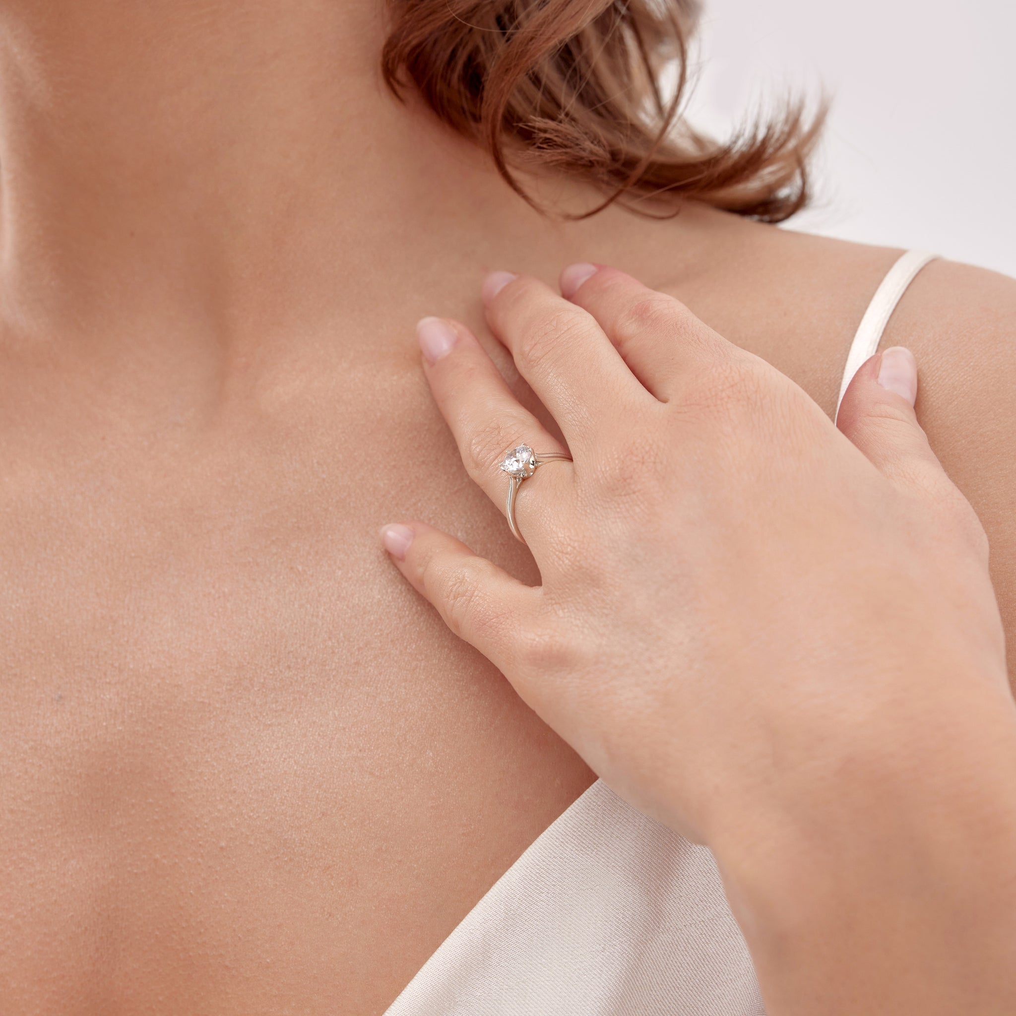 Kobieta z pierścionkiem zaręczynowym z diamentem