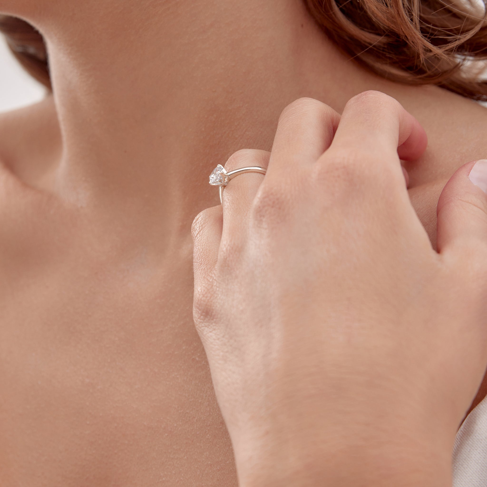 Kobieta z pierścionkiem zaręczynowym z diamentem